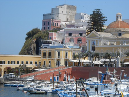 l'appartamento rosa a sinistra della chiesa
